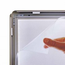 LED Lightbox 70x100 – belyst affischram med öppnad snäppram och frontplast