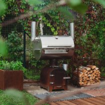 Vedkorg i Corten utomhus