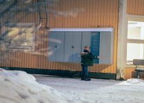 Silvergrå utomhus paketlösning för posthantering