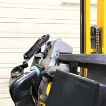 Magnetisk hållare till surfplatta vid förarplats på truck i lager