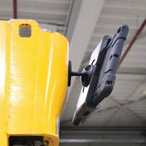 Magnetfot på magnetisk surfplattehållare fäst mot metall på truck