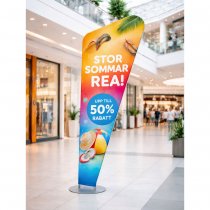 Banner i textel på fistående stativ i köpcentrum