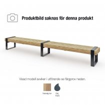 Långbänk ute Momentum med träskyddsbehandlad furu i naturlig ton och mörkgrå stålram RAL 7024.
