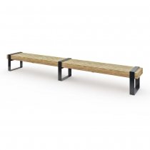 Långbänk ute Momentum i naturfärgad furu med svart stålram i RAL 9005.