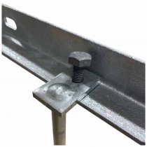 Närbild cykelställ med jordankare