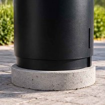 Betongfundament under papperskorg för fristående placering