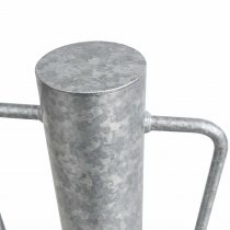 Närbild topp och låsögla galvaniserad cykelpollare Ø76 mm