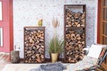 snygg vedförvaring i corten stål