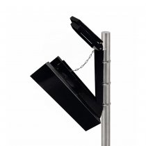 Tiltad papperskorg med lock monterad på stolpe