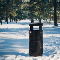 Papperskorg Classic 70L i svart placerad utomhus i en snötäckt park med träd och vintermiljö.