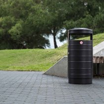 Papperskorg utomhus med soptunna och askkopp i offentlig miljö