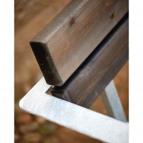 Närbild Ekeby parksoffa armstöd och rygg