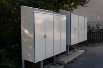 Postboxar på stativ med väderdörrar