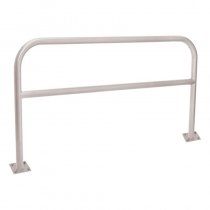 Ljusgrått skyddsräcke på markplattor