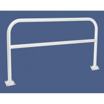 Vitt skyddsräcke på markplattor