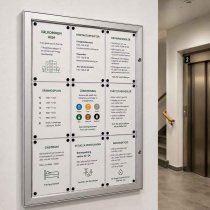 Information i låsbart skyltskåp med 9 A4