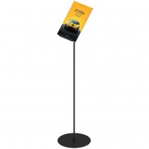 Svart skyltställ med vinklad stående A4-toppskylt och rund metallfot