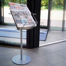Tidningställ Solo för tabloid dagstidningar i entré till butik
