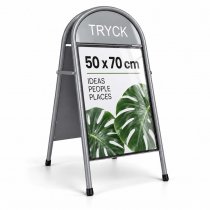 Silgrig gatupratare som toppställ med logo och 50x70 affisch