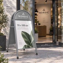 Stor gatupratare med top sign 70x100 utanför skyltbutik