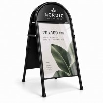 Svart gatupratare med tops sign och 50x70 affisch