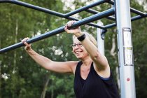 Utomhusträning för hela kroppen i parkmiljö