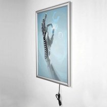 Väggmonterad LED Lightbox 70x100 – ljusskylt och affischram med silverprofil
