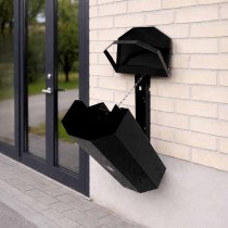 Papperskorg Parken 60 liter RAL9005 väggmonterad tiltad 45 grader vid entré