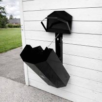 Miljöbild med papperskorg med lock och tilt monterad på trävägg