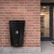 Papperskorg Parken 60 liter RAL9005 väggmonterad vid entré