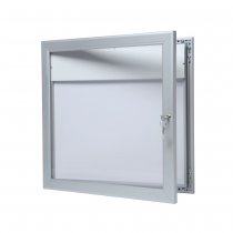 Våningsregister med rubrikplats 1xA4 och öppen låsbar glasdörr i silverfärgad aluminiumram.