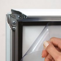 Närbild på frontplast och Vattentålig affischram 70 x 100 cm med extra tätning