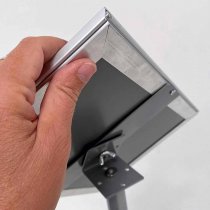 Skylthållare A3 silver justerbar orientering detalj