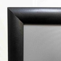 Vridbar skylthållare A4 svart med snäppram 25 mm