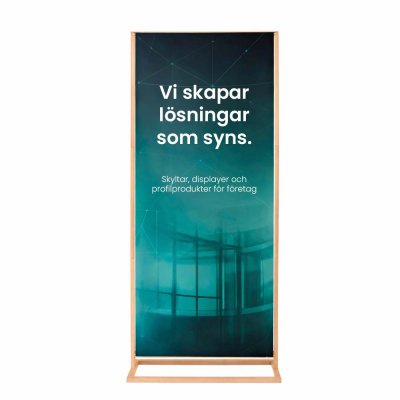 Fristående bannerställ i trä med tryckt textilmotiv för inomhusbruk
