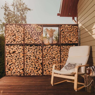 Vedförvaring utomhus i Corten-stål