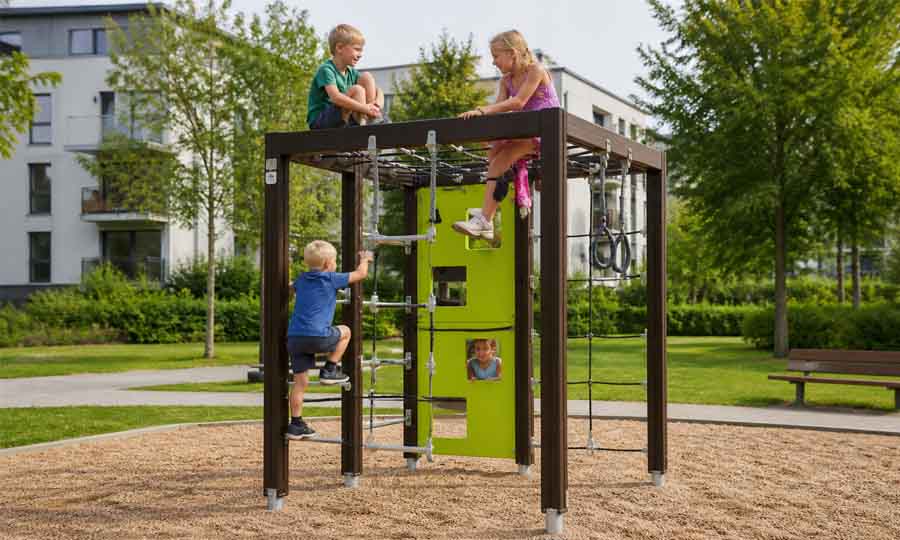 Klätterställning och lekställning till lekplats för barn
