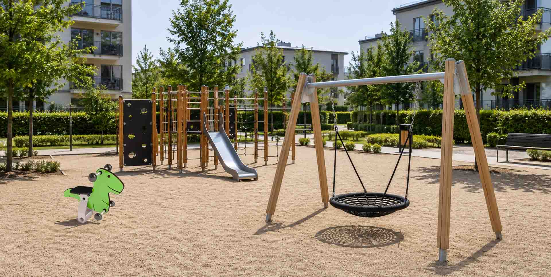 Lekplatsmiljö med lekplatsutrustning, gunga och klätterställning