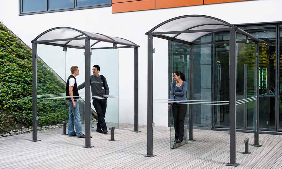 En rökkur på offentlig plats som väderskydd för rökare