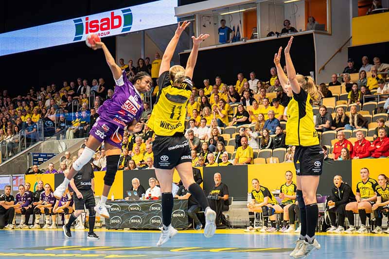 IK Sävehofs damlag firar SM-guld på handbollsplanen