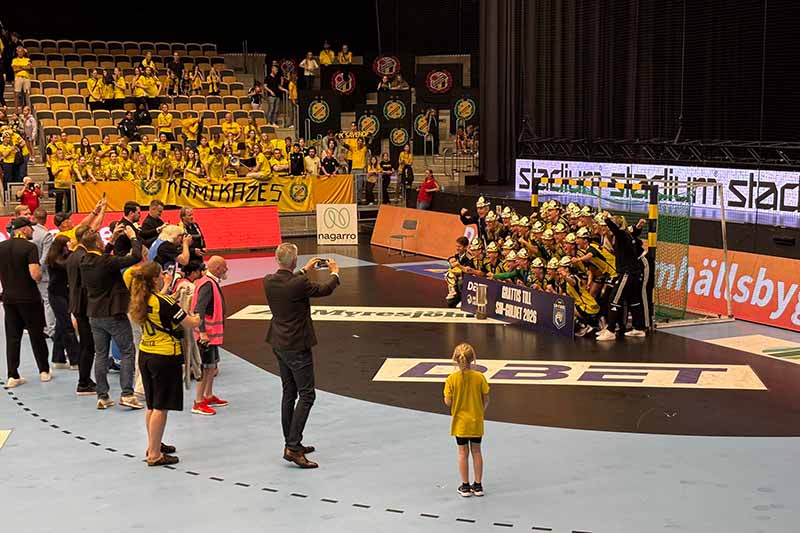 Sävehofs damlag samlat efter SM-guld i Partille Arena
