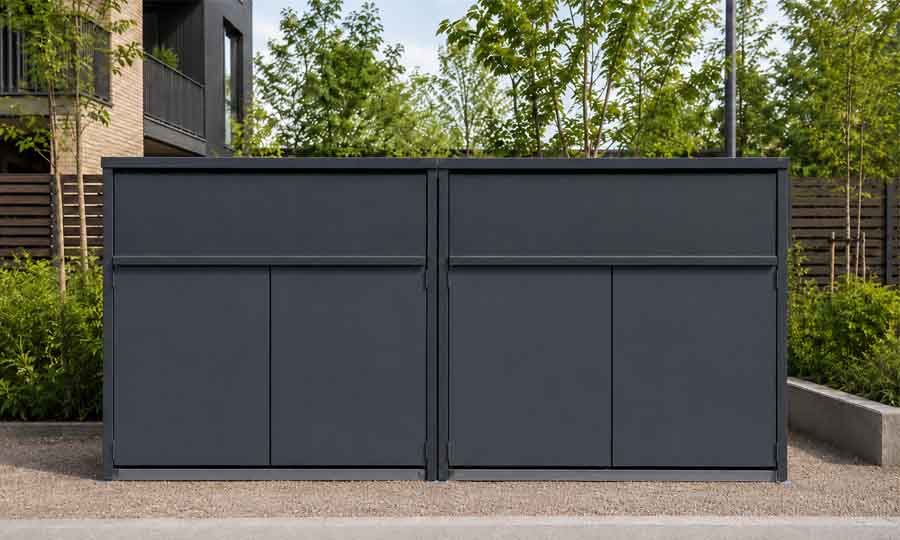 Stora kärlskåp för avfall och återvinning i bostadsområde
